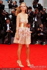 组图：《大师》首映 索罗金娜透视低胸裙