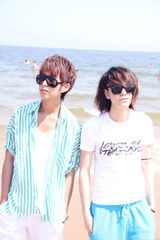 组图：金韩一李巍海边寻创作灵感 感受夏日清凉