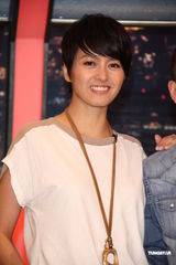 组图：梁咏琪婚后厨艺涨 自曝为老公学包饺子