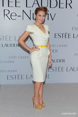 组图：李玟代言护肤品 李美凤结婚多年感情甜蜜