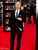 组图：“华生”马丁墨镜摆酷 惜败戏剧奖无笑容