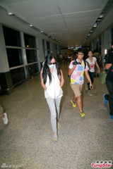 组图：张柏芝携俩儿子神秘返港 两度否认移民