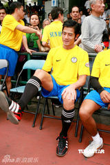 幻灯图：郭富城黄日华陈百祥等举行球赛纪念尹志强