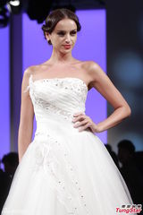 组图：霍启山绯闻女友性感走秀 拒谈郭晶晶怀孕