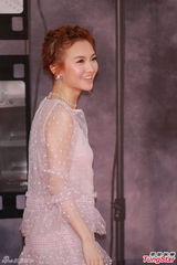 组图：林欣彤粉红薄纱短裙现身金像奖红毯