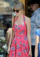 组图：泰勒-斯威夫特街拍LOOK 印花长裙清凉现身