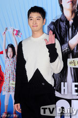 组图：2PM灿盛崔江熙等捧场《Hero》试映会