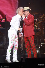 组图：任贤齐香港个唱白发登场 热吻好友陈升