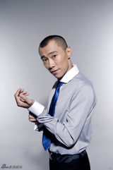 组图：郑昊职场大片曝光 大气沉稳展熟男魅力  