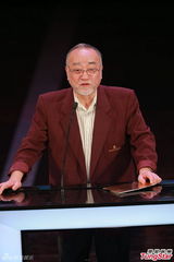 组图：卢海鹏颁发最佳视觉与音响 台上逗笑