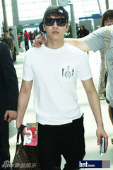 组图：FTISLAND赴台巡演亮相机场李弘基美甲抢镜