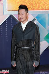 组图：TVB台庆红毯闪耀 米雪梳冲天髻杨怡珠光宝气