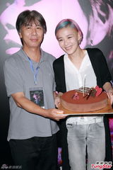 组图：歌手张悬香港开音乐会 炫彩短发超High