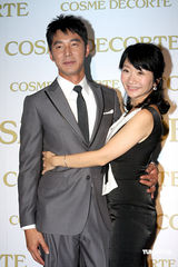 幻灯：陶晶莹与老公首度亲密代言 不忘为小S叫屈