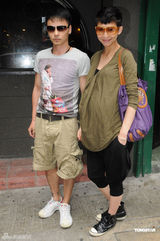 组图：蔡少芬即将临盆依然贪吃 张晋全程黑脸