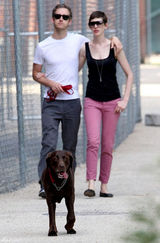 组图：安妮-海瑟薇与未婚夫遛狗晒幸福