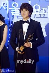 组图：鸟叔获首尔歌谣大奖最高奖 全场起立鼓掌