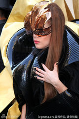 组图：Gaga香水发布变外星人 甩发险摔倒