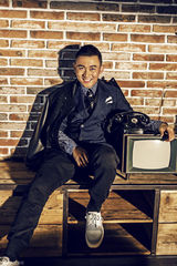 组图：聂远帅气登封面 表情逗趣卖萌