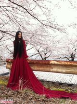 组图：叶佩雯郭伟亮一反传统 披黑纱拍婚纱照