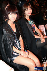 组图：崔允英等靓装出席首尔时装周