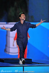 组图：黄渤春晚边走边唱《我的要求不算高》