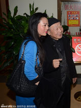 组图：午马生前最后现身内地 与影迷合影精神足