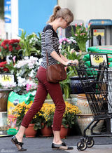 高清组图：泰勒-斯威夫特街拍条纹上衣搭配红裤