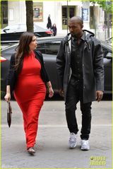 组图：卡戴珊怀孕大肚身材臃肿 红裙裹身贴男友