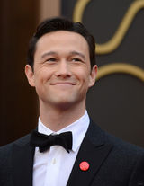 组图：揭哥大女神浪漫面纱 有人苦读有人交际