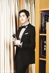 组图：韩星刘智泰时尚写真 西装革履帅气儒雅