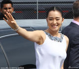 巩俐白裙女神范挽里维斯开奖 与陈哲艺热聊(图)