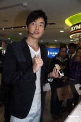 组图：李沛旭赖琳恩出席代言活动敬业十足