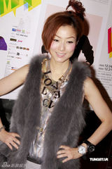 幻灯：郑秀文拼命为个唱彩排 否认为教会捐款三千万