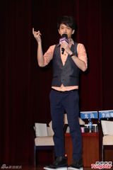 组图：光良曝曾在坟墓过夜 43岁生日空姐送唇印