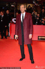 组图：男星杰夫-高布伦亮相 红风衣别致潇洒