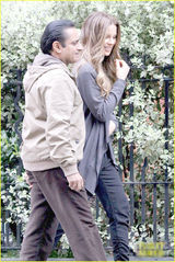 组图：凯蒂-贝金赛尔新片伦敦热拍 片场傻笑