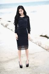 组图：Angelababy黑裙拍写真 高跟鞋抢眼