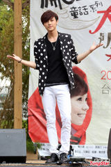 组图：王子许哲佩合作舞台剧感情戏多