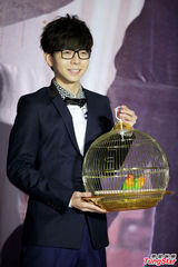 组图：胡夏帅气亮相记者会 现场大跳探戈