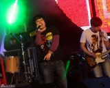 组图：唐朝郑钧等献唱棋盘山秀湖摇滚音乐节