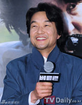 组图：韩片《柏林》试映会 全智贤黑裙亮相