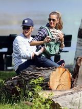 组图：邦臣一家公园散步 背小女儿上演人猿泰山