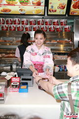 组图：周秀娜和服密实示人 享受单身不急觅男友