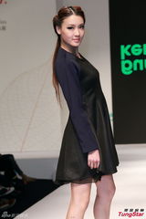 组图：AOA喜尝模特儿滋味 张继聪淡定行猫步