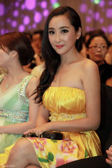 组图：杜晓婷亮相活动红唇诱惑 娇艳迷人受追捧