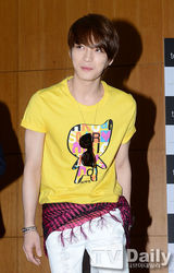 组图：金在中鹅黄T恤亮相 皮肤白皙面容精致