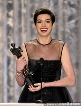 组图：海瑟薇获演员工会最佳女配 黑纱裙领奖