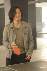 高清图：郑伊健拍摄纪念特辑 和好友古巨基玩乒乓