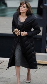 幻灯图：朱莉威尼斯拍外景化身迷人快艇女郎